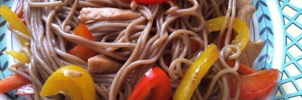 Гречневая лапша с курочкой и овощами