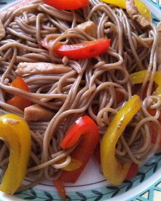 Гречневая лапша с курочкой и овощами