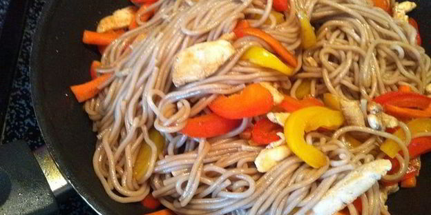 гречневая лапша с курочкой и овощами