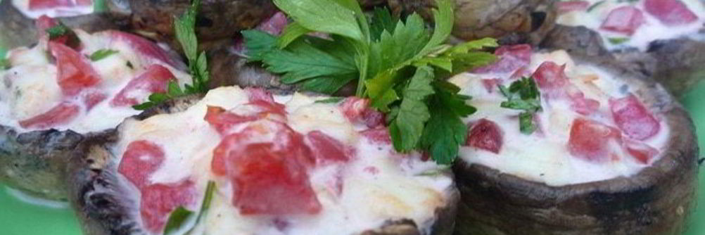 Ароматные шампиньоны с моцареллой и помидорами на гриле