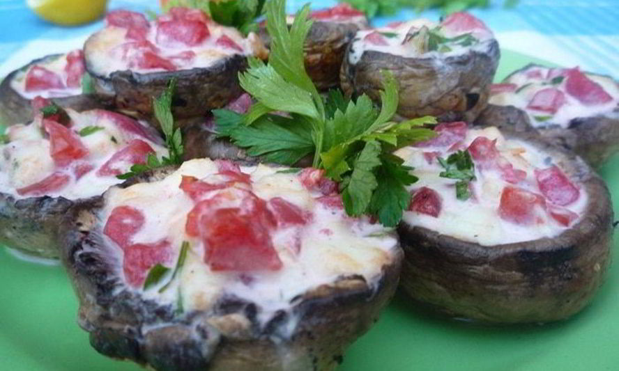 Рецепт ароматных шампиньонов с моцареллой и помидорами на гриле