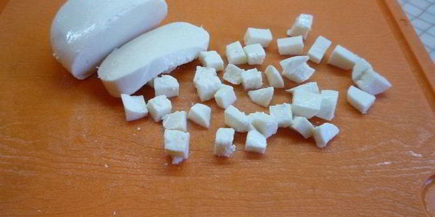 ароматные шампиньоны с моцареллой и помидорами на гриле