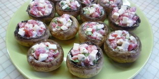 ароматные шампиньоны с моцареллой и помидорами на гриле