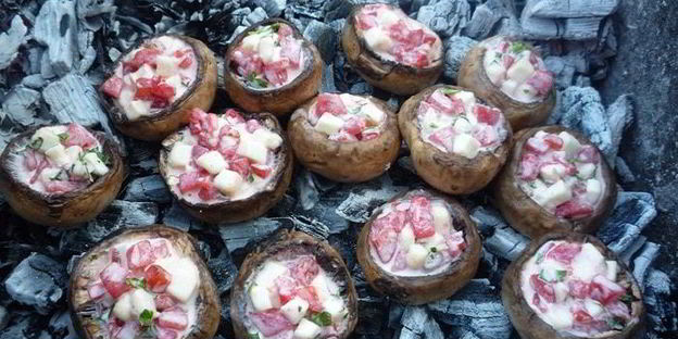 ароматные шампиньоны с моцареллой и помидорами на гриле