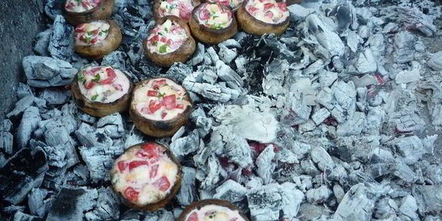 ароматные шампиньоны с моцареллой и помидорами на гриле