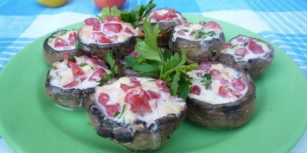 ароматные шампиньоны с моцареллой и помидорами на гриле