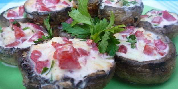 ароматные шампиньоны с моцареллой и помидорами на гриле