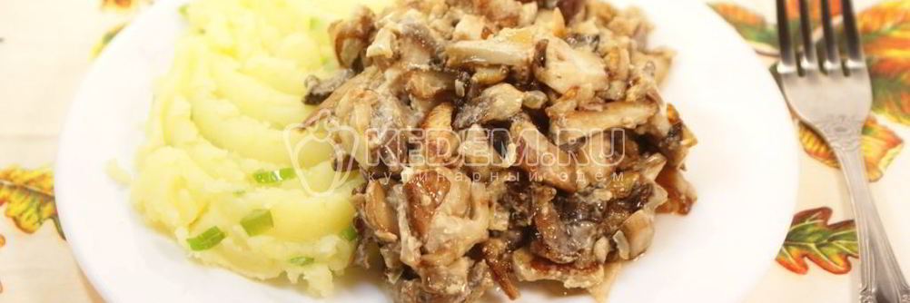 Белые грибы в сметане с картофелем