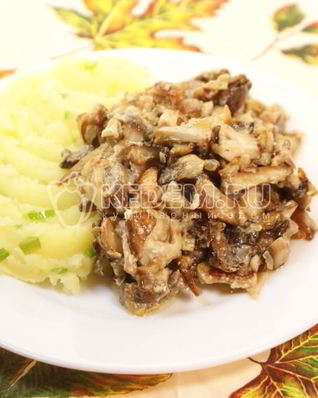 Белые грибы в сметане с картофелем