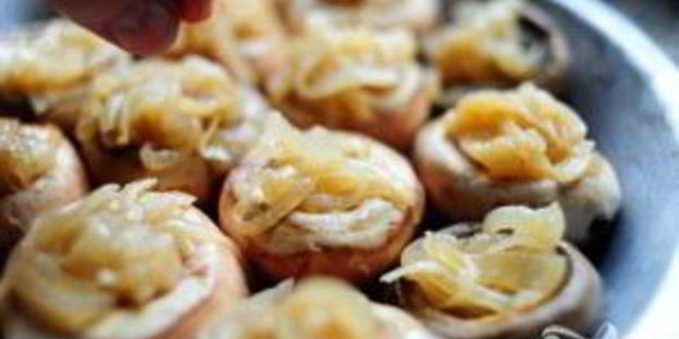 фаршированные грибы с луком