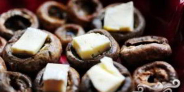 фаршированные грибы с сыром бри