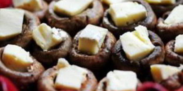 фаршированные грибы с сыром бри