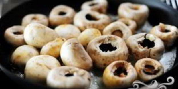 фаршированные грибы с сыром бри