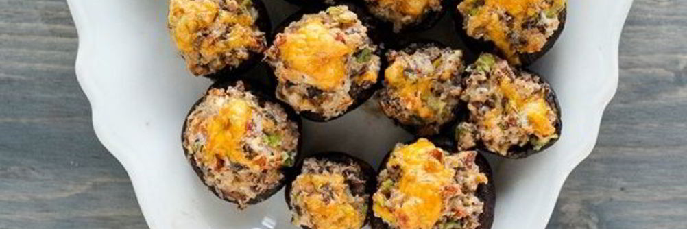 Фаршированные грибы с сыром, орехами и беконом