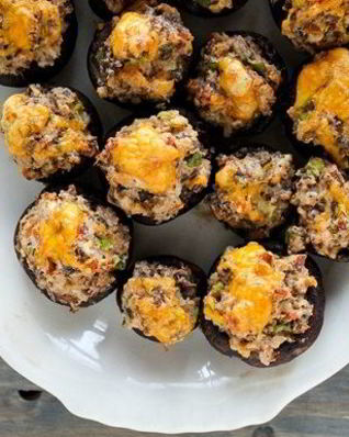 Фаршированные грибы с сыром, орехами и беконом