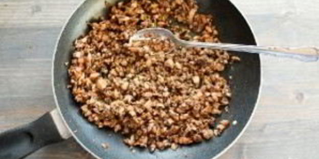 фаршированные грибы с сыром, орехами и беконом