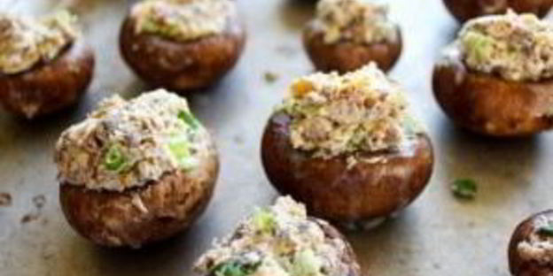 фаршированные грибы с сыром, орехами и беконом