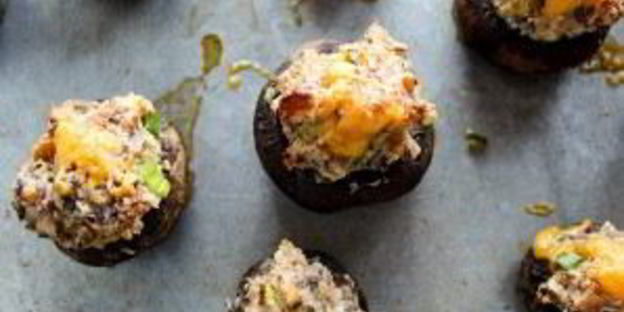 фаршированные грибы с сыром, орехами и беконом