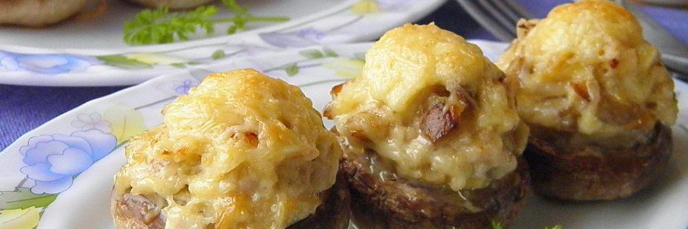 Фаршированные шампиньоны в духовке с сыром