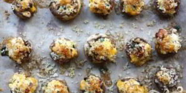 грибы, фаршированные беконом