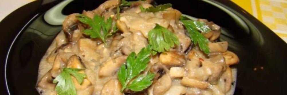 Грибы тушеные в сметане на сковороде