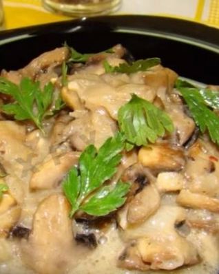 Грибы тушеные в сметане на сковороде