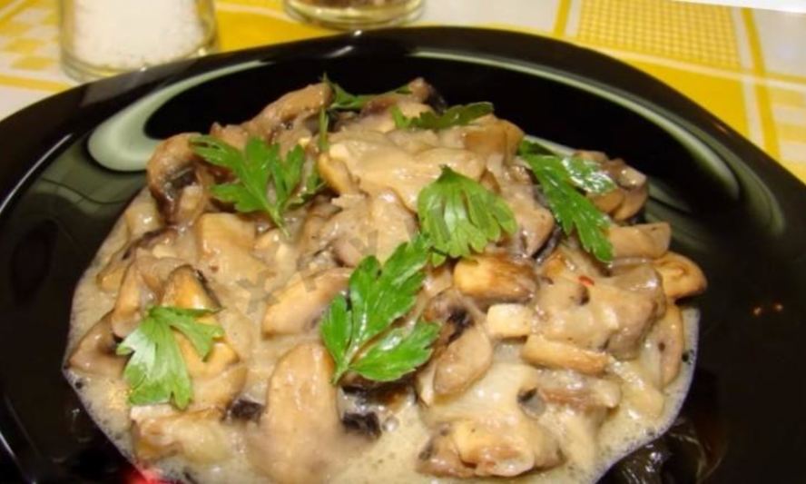 Рецепт грибов тушеных в сметане на сковороде