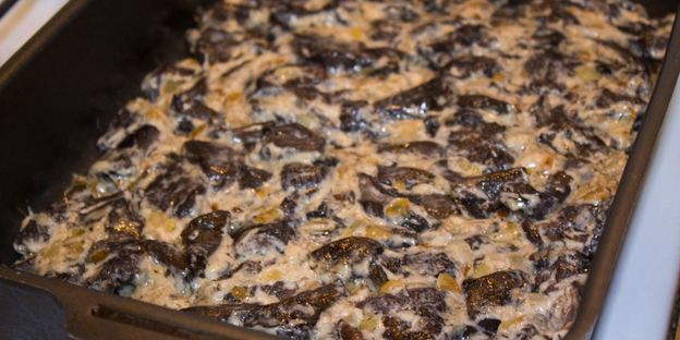 грибы в сметане в духовке запеченные с сыром