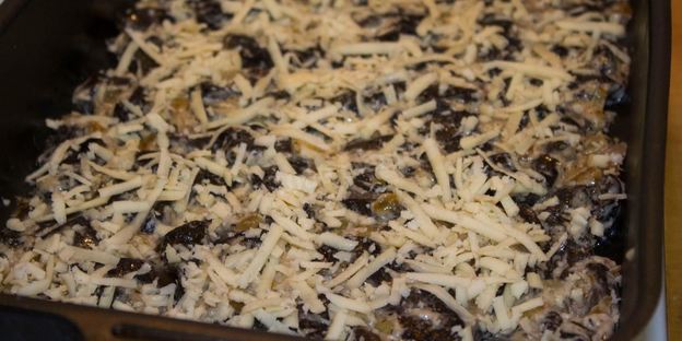 грибы в сметане в духовке запеченные с сыром