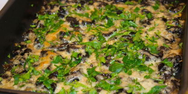 грибы в сметане в духовке запеченные с сыром