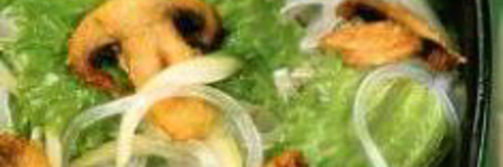 Грибы в сухарях, с рисовой лапшой и салатом фризе