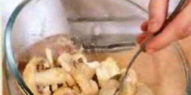 грибы в сухарях, с рисовой лапшой и салатом фризе