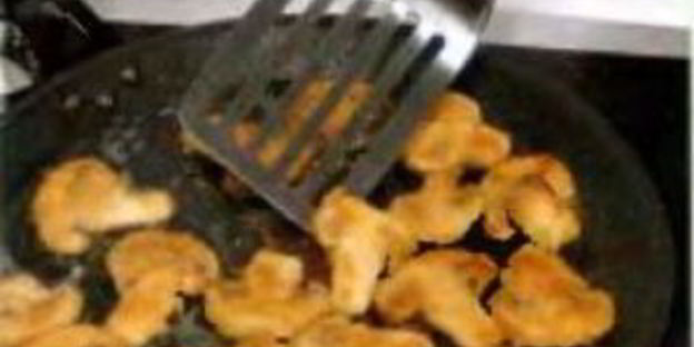 грибы в сухарях, с рисовой лапшой и салатом фризе