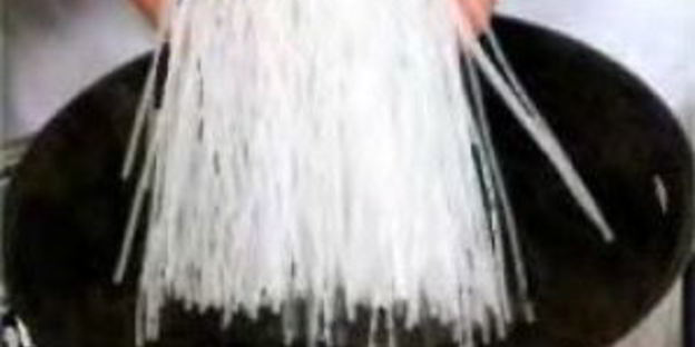 грибы в сухарях, с рисовой лапшой и салатом фризе