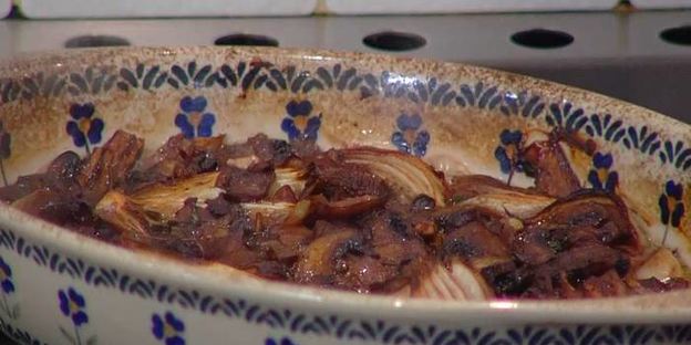 грибы, запеченные в красном вине