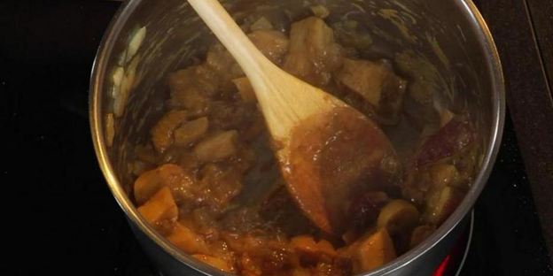 лесные грибы, запеченные в сливках