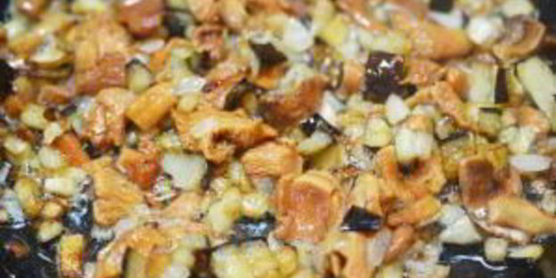 лисички с баклажанами жареные