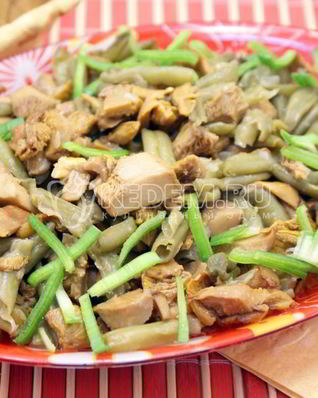 Лисички жаренные со стручковой фасолью