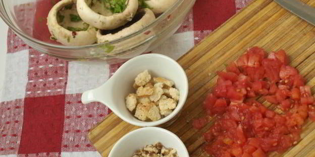 шампиньоны фаршированные с креветками и клюквой