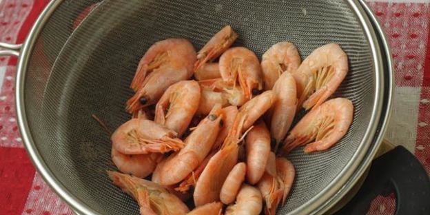 шампиньоны фаршированные с креветками и клюквой