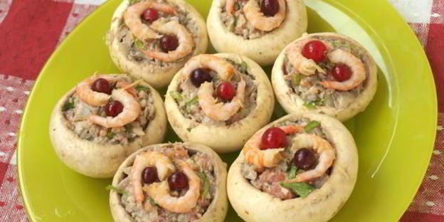 шампиньоны фаршированные с креветками и клюквой