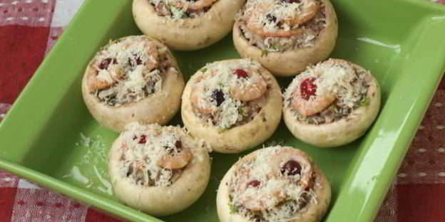 шампиньоны фаршированные с креветками и клюквой