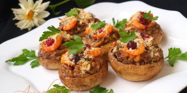 шампиньоны фаршированные с креветками и клюквой