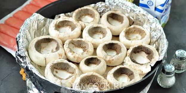 шампиньоны, фаршированные снежным крабом