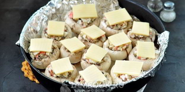 шампиньоны, фаршированные снежным крабом