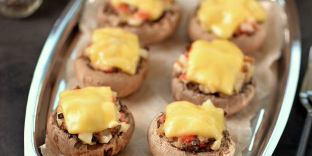 шампиньоны, фаршированные снежным крабом