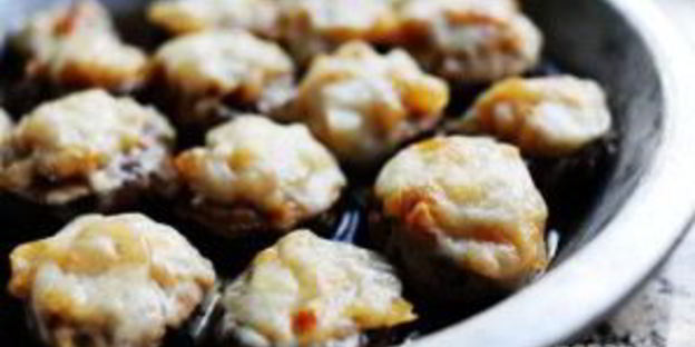 шампиньоны под сыром в духовке