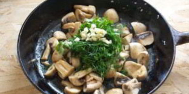 шампиньоны с чесноком и зеленью