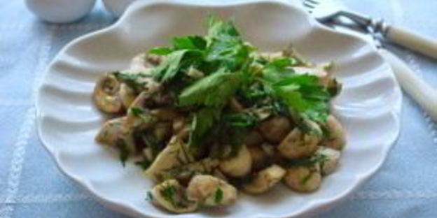 шампиньоны с чесноком и зеленью