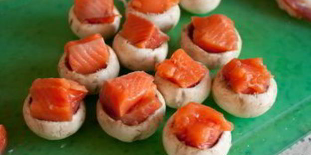 шампиньоны с лососем в беконе